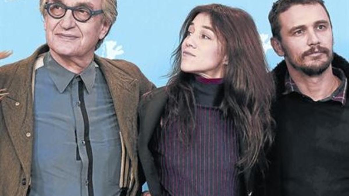 Desde la izquierda, Wim Wenders, Charlotte Gainsbourg y James Franco, en Berlín.