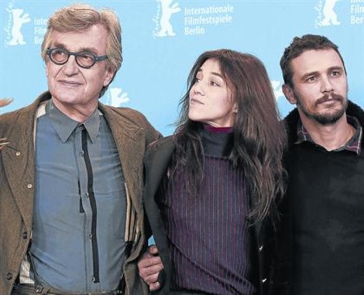 Desde la izquierda, Wim Wenders, Charlotte Gainsbourg y James Franco, en Berlín. Desde la izquierda, Wim Wenders, Charlotte Gainsbourg y James Franco, en Berlín.