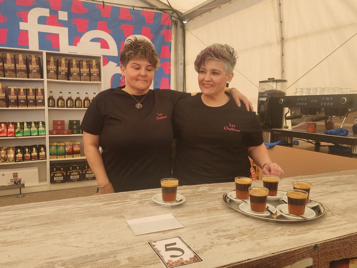 Las hermanas Tere y Belinda Bou, tras preparar los carajillos ganadores en el 'Mundial'.
