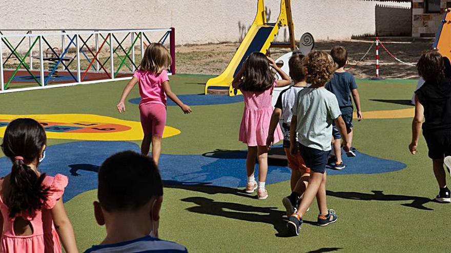 Alumnos de Infantil del Gonzalo de Berceo estrenan el parque infantil. 