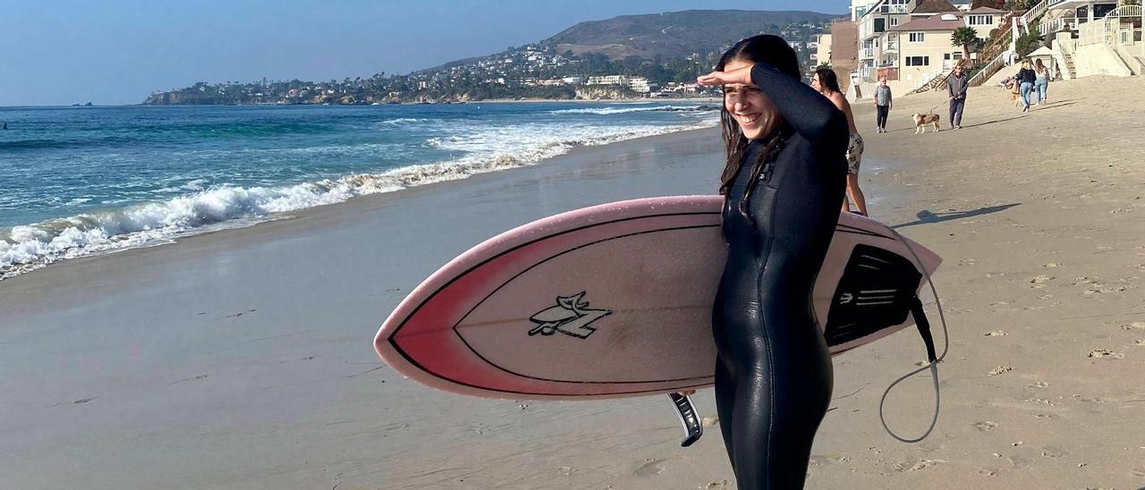 Carla Vázquez, tras una jornada de surf en Laguna Beach, California.