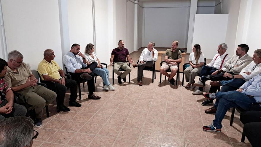 Un momento de la reunión de Ángel Víctor Torres con representantes de colectivos de afectados.
