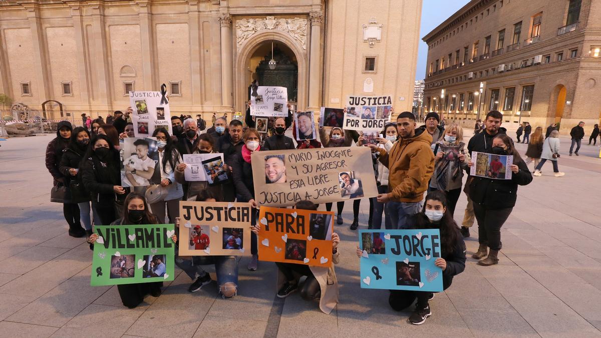 Momento de la manifestación esta tarde en la plaza del Pilar.