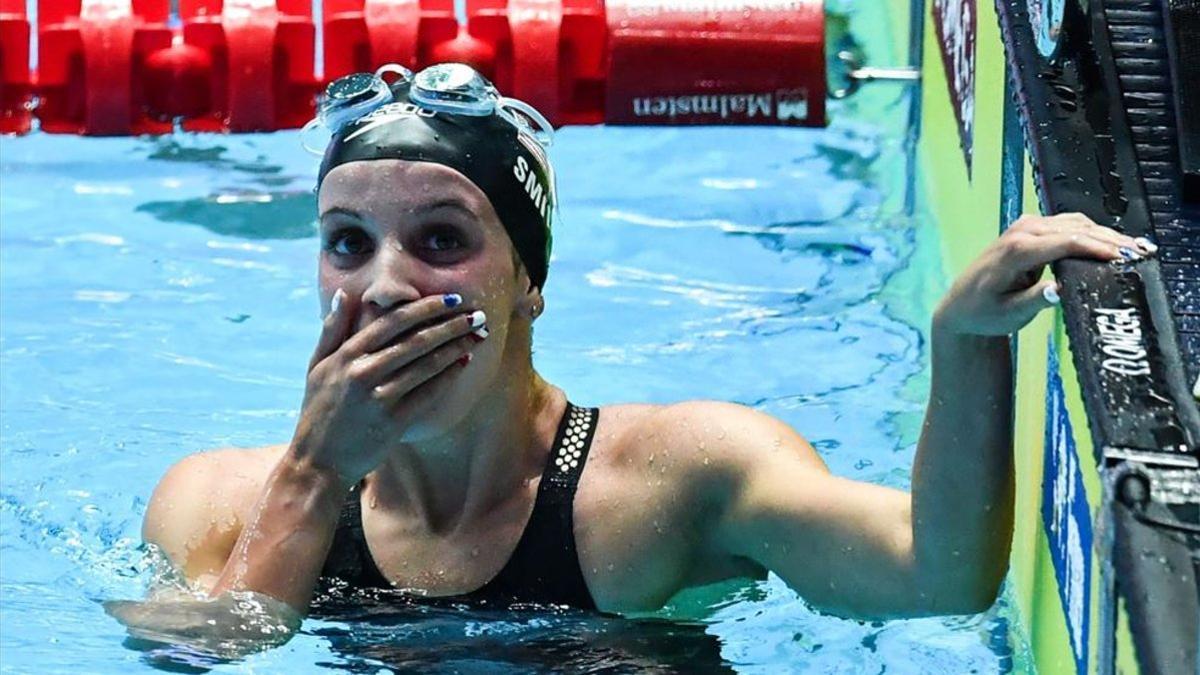 Regan Smith, de 17 años, tras batir el récord mundial de 200 espalda