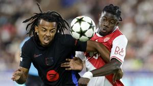 Monaco (Monaco), 19/09/2024.- Mohammed Salisu (R) of Monaco in action against Jules Kounde of Barcelona during the UEFA Champions League match between AS Monaco and Barcelona in Monaco, 19 September 2024. (Liga de Campeones) EFE/EPA/SEBASTIEN NOGIER