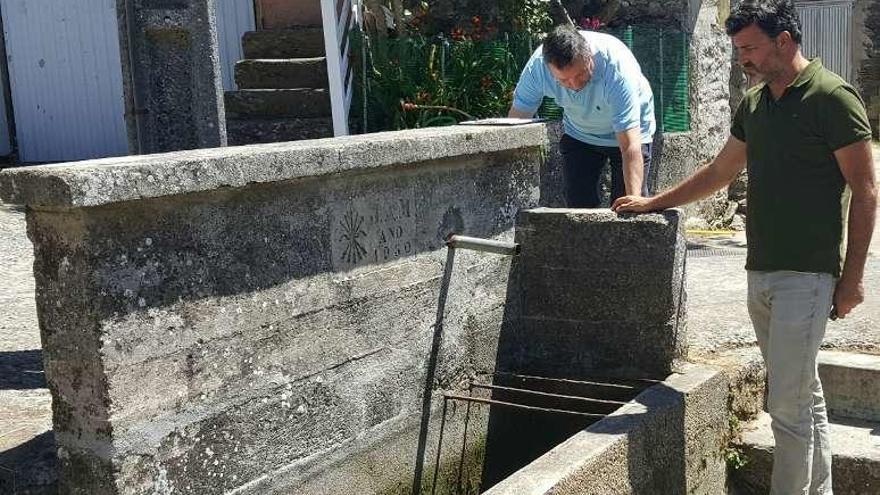 Casares visita las obras de la Fonte de Acevedo en Zobra.