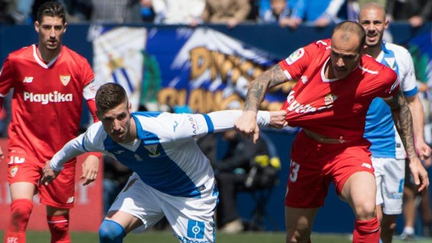 Rubén Pérez junto al sevillista Sandro Ramírez.