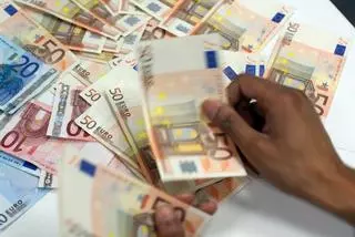 Trabajadoras de un supermercado Familia de Redondela recuperan un bolso con más de 2.000 euros