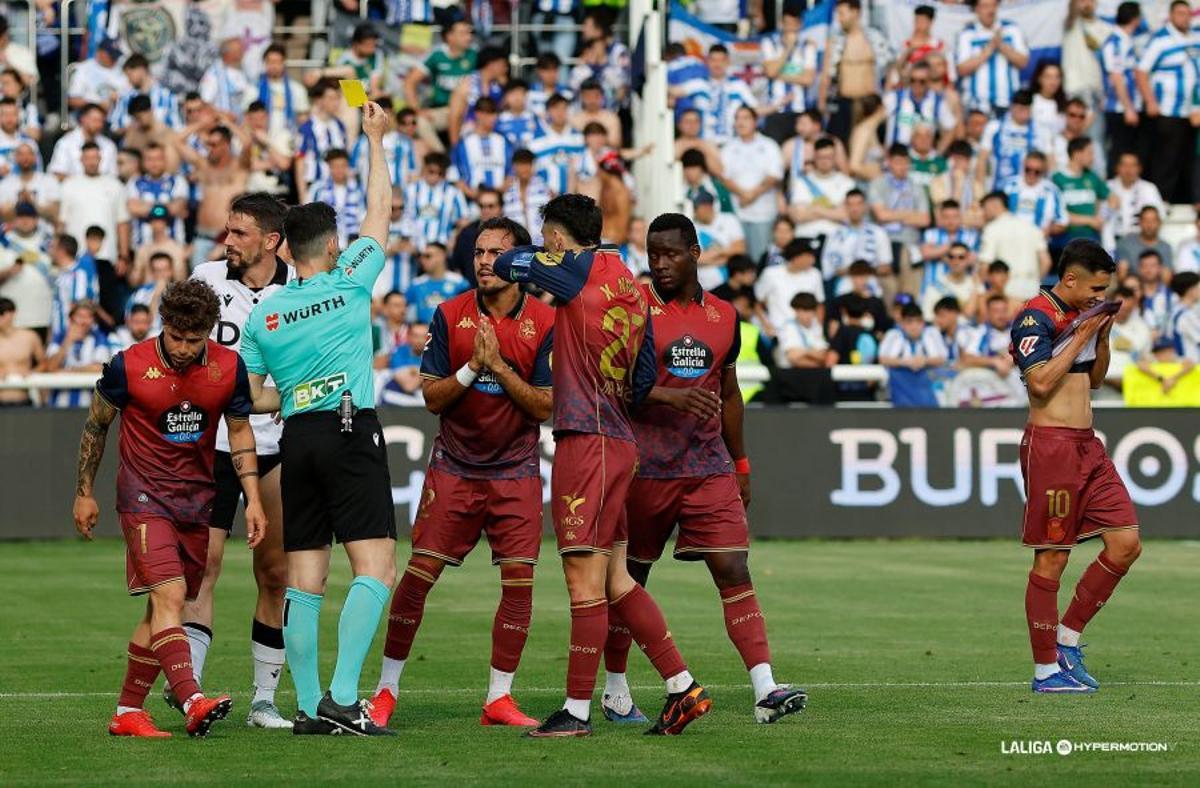 Momento del partido en el que Quagliata ve la amarilla tras la señalización del penalti