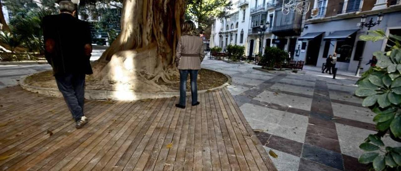 Tarima de madera en uno de los extremos de la plaza