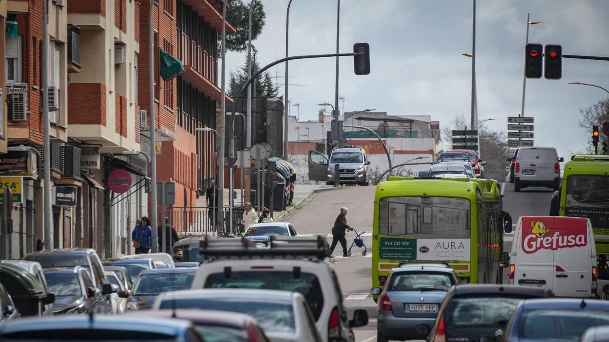 Calle carretera Corte de Peleas, donde ha tenido lugar el incendio de dos vehículos.