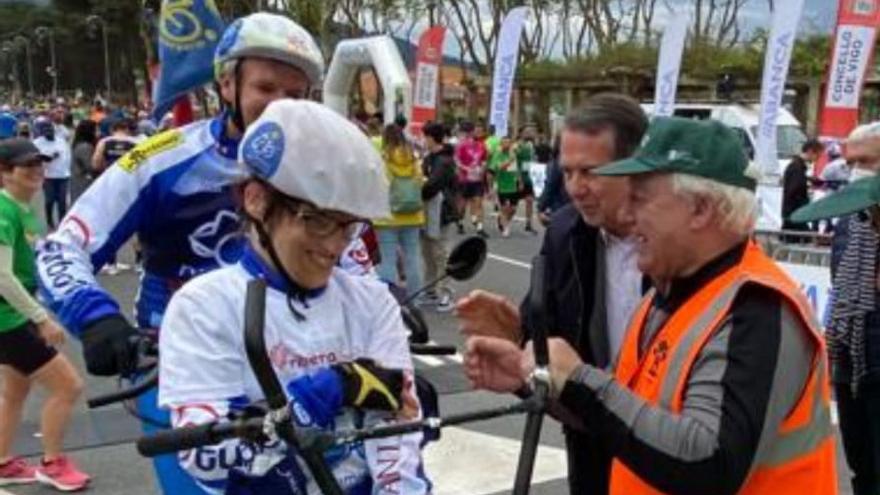 Rueda y Caballero, juntos saludando a un participante