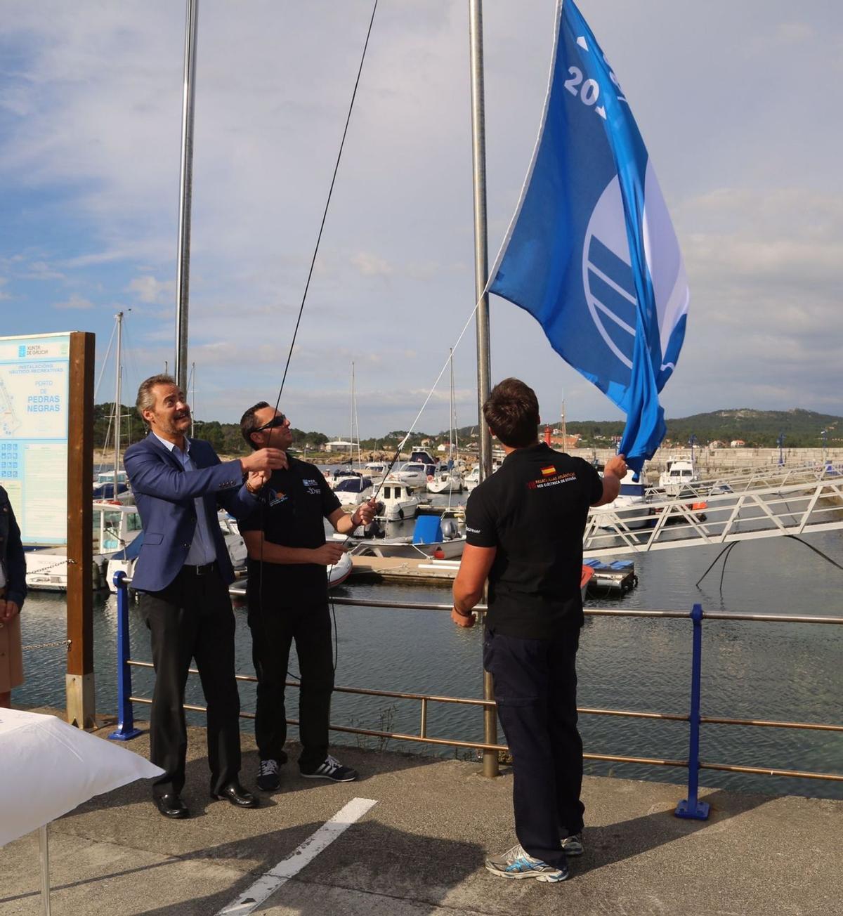 La bandera azul ondeará de nuevo este año en el puerto deportivo de San Vicente. |  // FDV