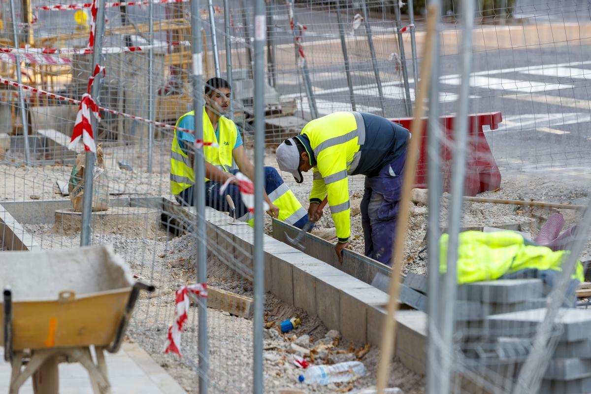 El empleo suma 434.700 personas en el segundo trimestre y marca un récord con 21,7 millones de trabajadores