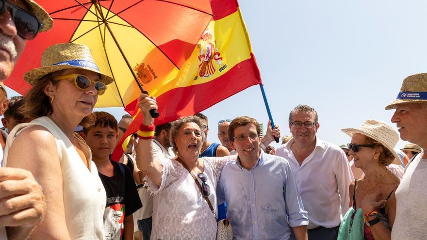 El alcalde de Madrid hace campaña en las playas de Alicante y Benidorm