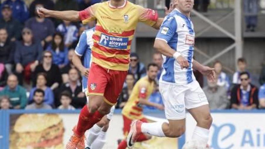 El delantero Gato junto a Kike López durante un momento del partido de ayer.