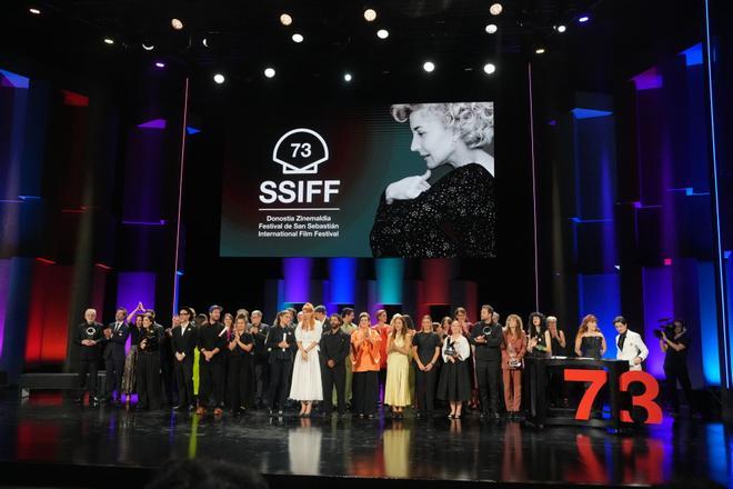 Foto de familia de los premiados durante la gala de clausura del Festival de San Sebastián, en el Teatro Victoria Eugenia, a 27 de septiembre de 2025, en San Sebastián, Guipúzcoa, País Vasco (España). El festival ha celebrado su 73ª edición del 19 al 27 de septiembre de 2025, reforzando su protagonismo global con 254 títulos de 56 países y una destacada presencia del cine español. La participación femenina detrás de cámaras ha aumentado y el cine vasco cuenta con 38 producciones. El certamen ha incluído secciones oficiales, estrenos, foros y actividades para profesionales y público. 27 SEPTIEMBRE 2025;CINE;SAN SEBASTIÁN;FESTIVAL;CINEASTAS;ACTRIZ;DIRECTOR;PELÍCULA; Unanue / Europa Press 27/09/2025. Unanue;