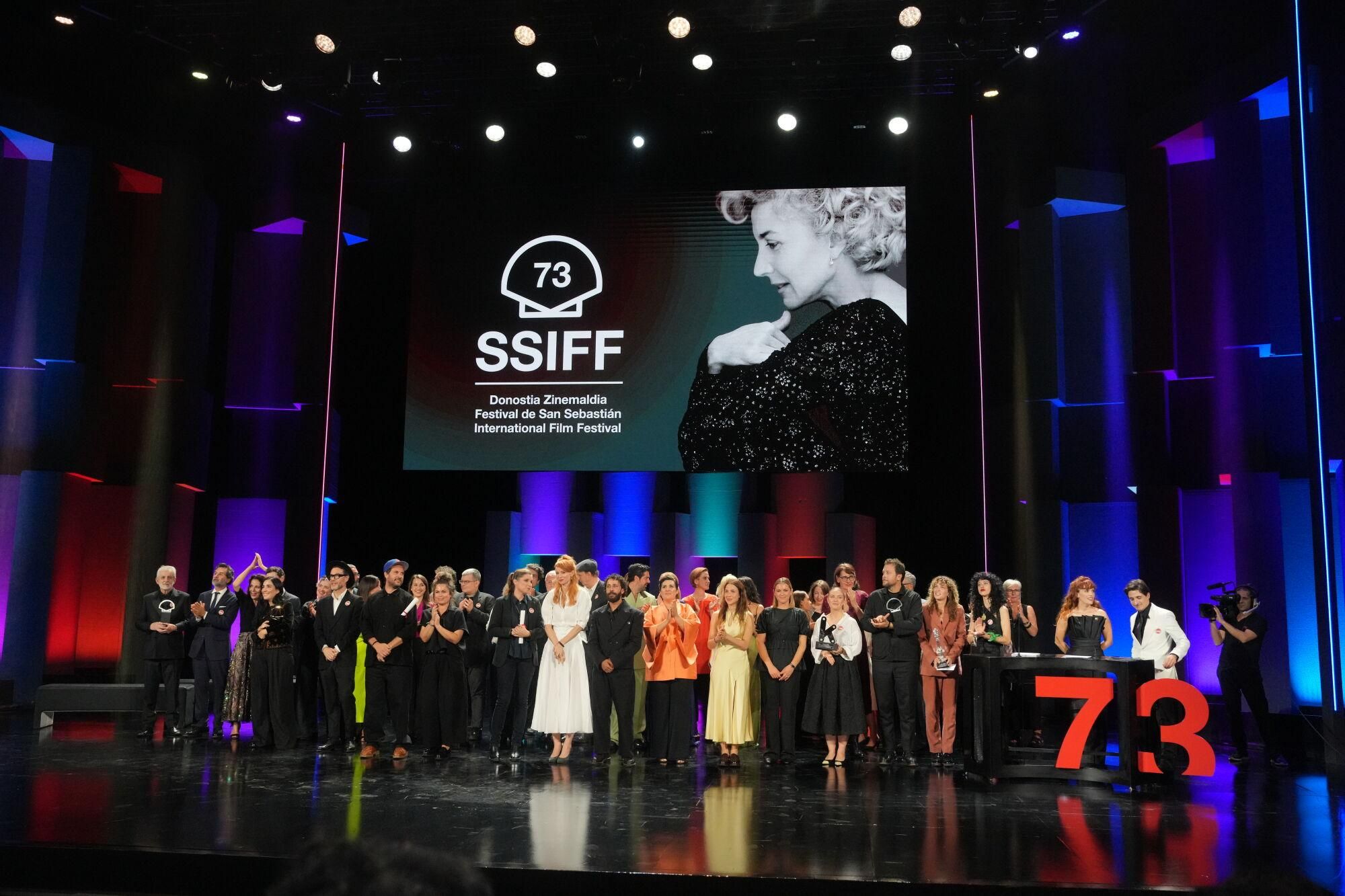 Foto de familia de los premiados durante la gala de clausura del Festival de San Sebastián, en el Teatro Victoria Eugenia, a 27 de septiembre de 2025, en San Sebastián, Guipúzcoa, País Vasco (España). El festival ha celebrado su 73ª edición del 19 al 27 de septiembre de 2025, reforzando su protagonismo global con 254 títulos de 56 países y una destacada presencia del cine español. La participación femenina detrás de cámaras ha aumentado y el cine vasco cuenta con 38 producciones. El certamen ha incluído secciones oficiales, estrenos, foros y actividades para profesionales y público. 27 SEPTIEMBRE 2025;CINE;SAN SEBASTIÁN;FESTIVAL;CINEASTAS;ACTRIZ;DIRECTOR;PELÍCULA; Unanue / Europa Press 27/09/2025. Unanue;