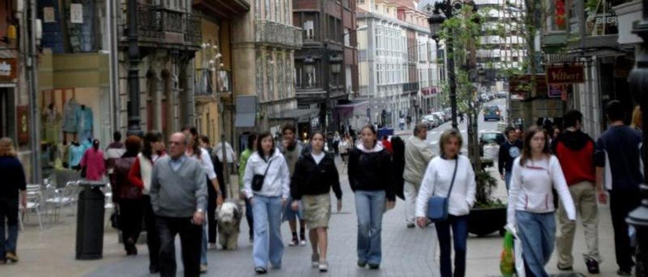 Paseantes por la calle en Avilés.