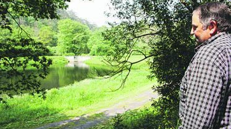 Manuel Suárez observa el entorno del río.