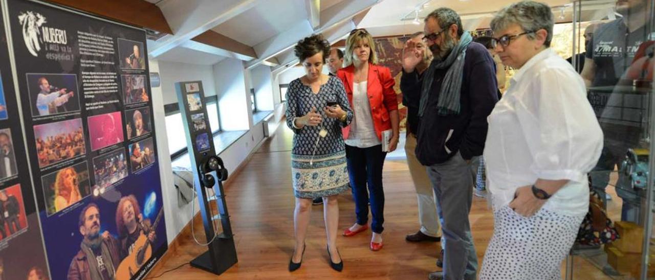 La alcaldesa de Langreo, junto a Chus Pedro y la consejera, ayer, en la Casa de los Alberti.