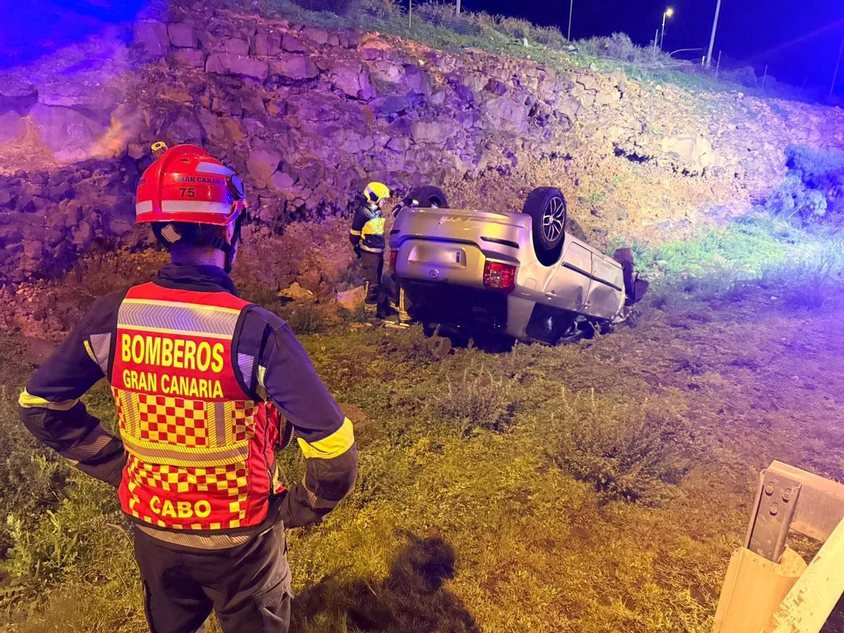 Tres personas atendidas tras el vuelco de un vehículo en el acceso al Carrizal de Ingenio