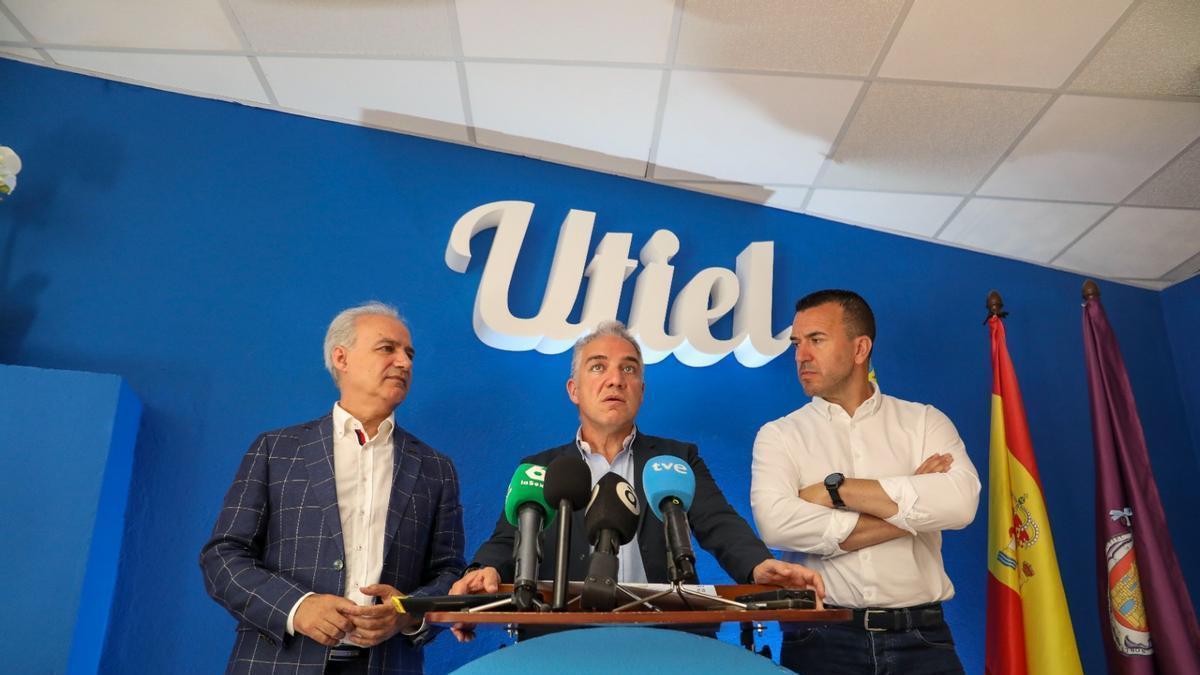 Elías Bendodo, Vicent Mompó y Ricardo Gabaldón durante la visita a Utiel.