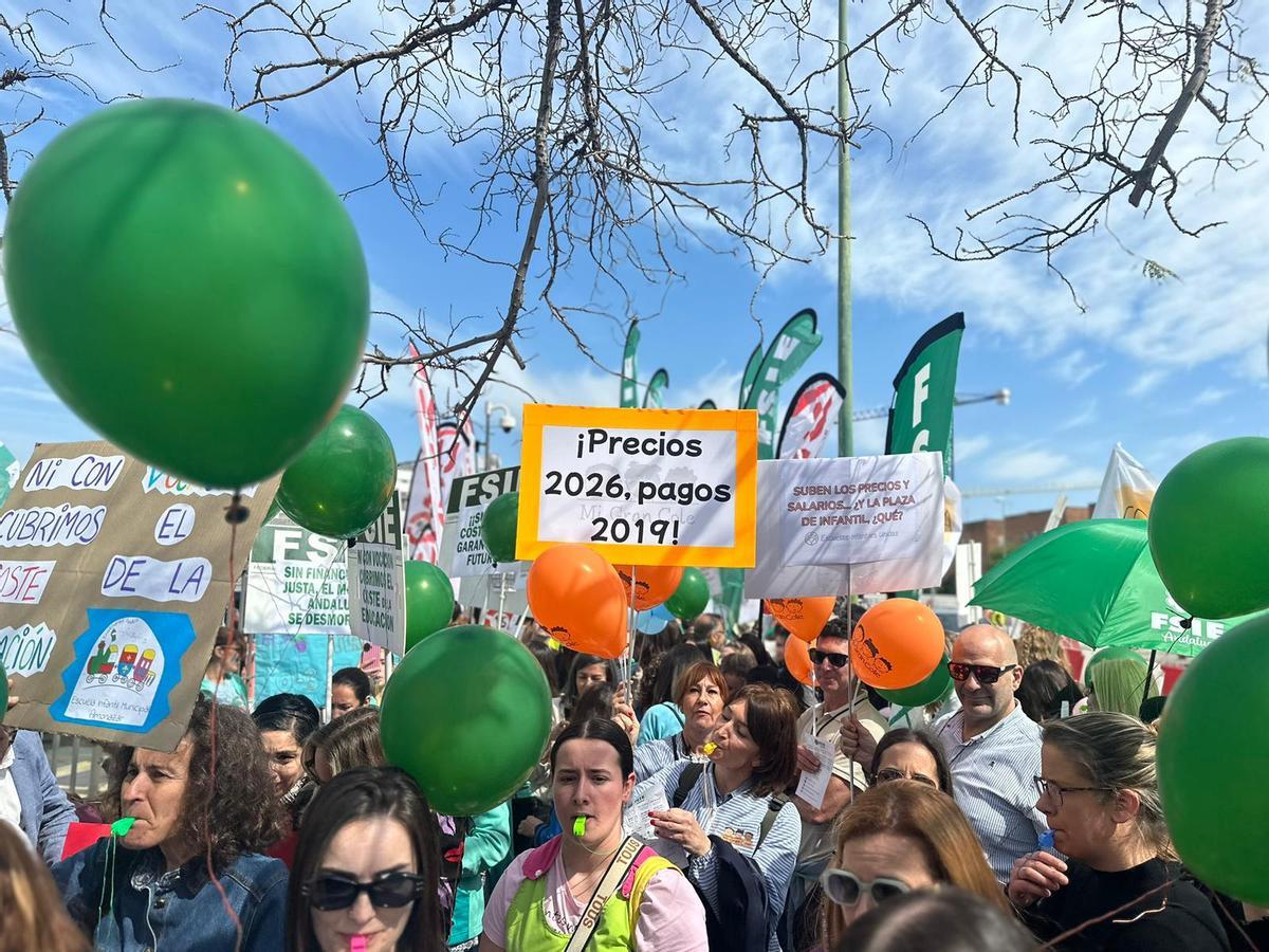 Manifestación de las escuelas infantiles ante el Parlamento andaluz por el aumento del precio de las plazas
