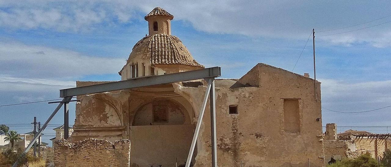 El Convent de El Campello permanece apuntalado tras un derrumbe parcial registrado a finales de octubre de 2019. |