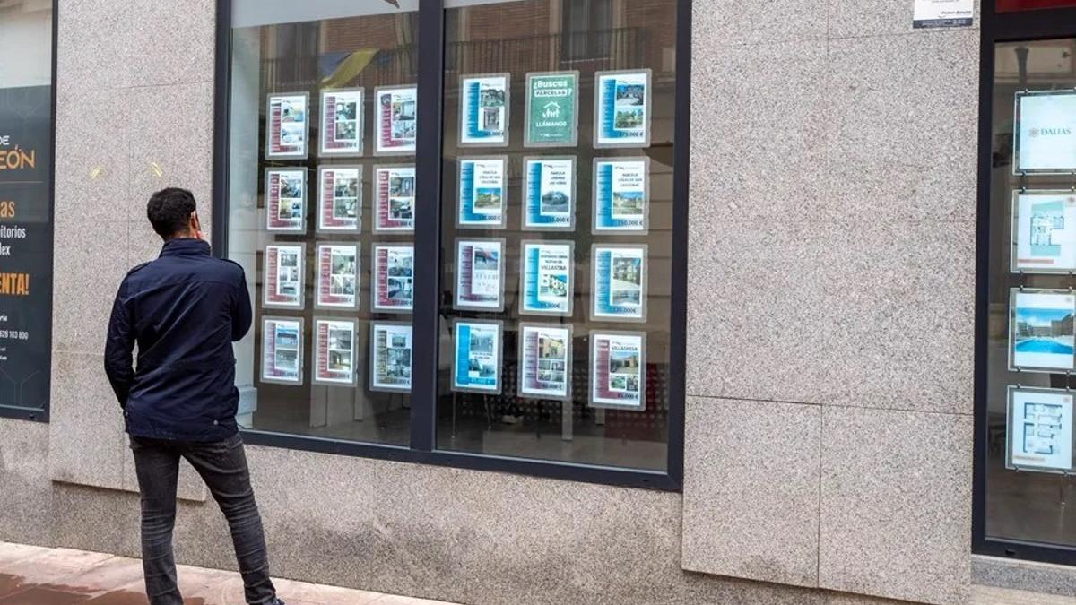 Un ciudadano observa las ofertas inmobiliarias de una agencia.
