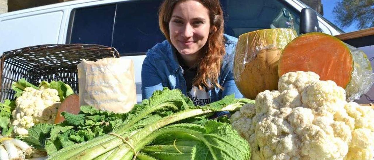 Cristina Rubio Riego, con algunos de sus productos a la venta en el mercado semanal de San Martín de Luiña.