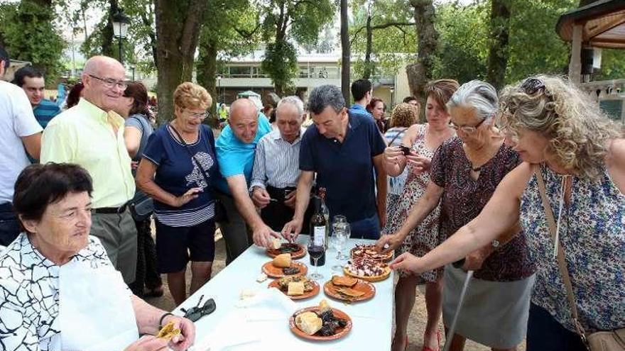 Comensales degustando lamprea, ayer. // A. Hernández