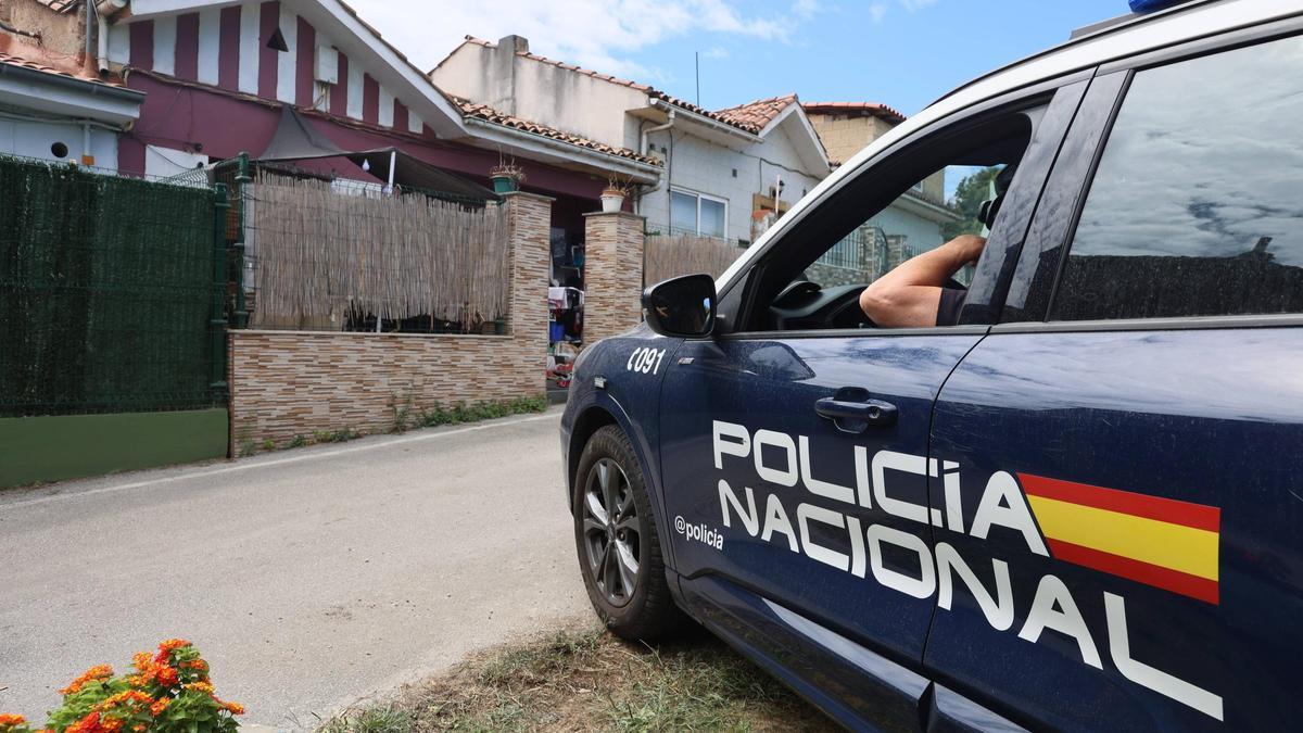 Un coche de la Policía Nacional frente a la vivienda en la que sucedieron los hechos en La Folleca.