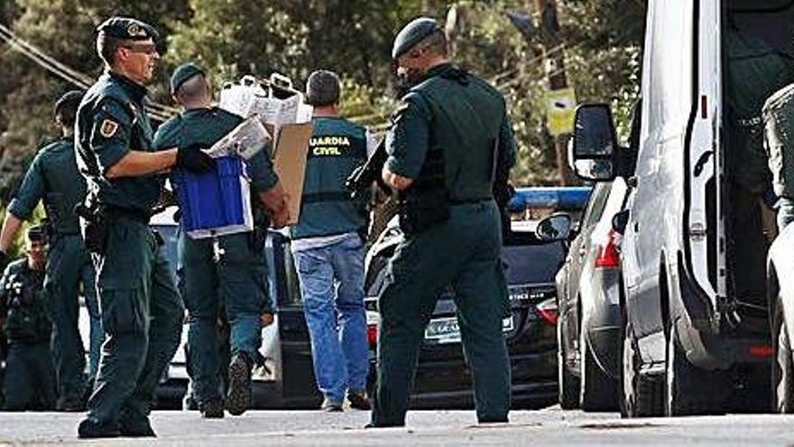 Un moment de l&#039;operatiu de la Guàrdia Civil de dilluns a Sant Fost de Campsentelles