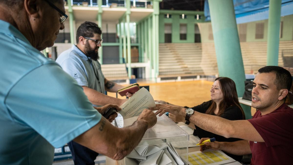 Momento de la votación convocada por la Mesa del Taxis para decidir su futuro.