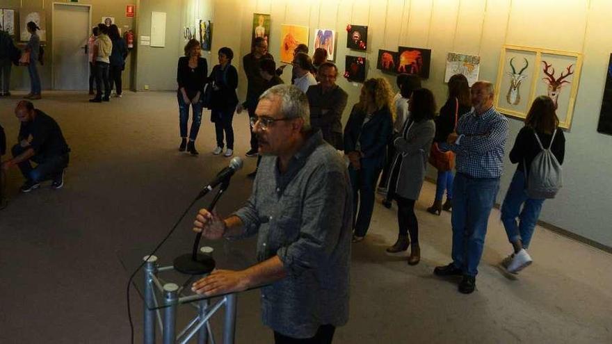 Un momento de la inauguración de la exposición de alumnos del bachillerato de Artes. // Faro