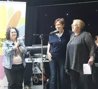 La fiesta "Femenino y Plural" reúne a casi 600 mujeres en el Muséu del Pueblu d'Asturies, en Gijón
