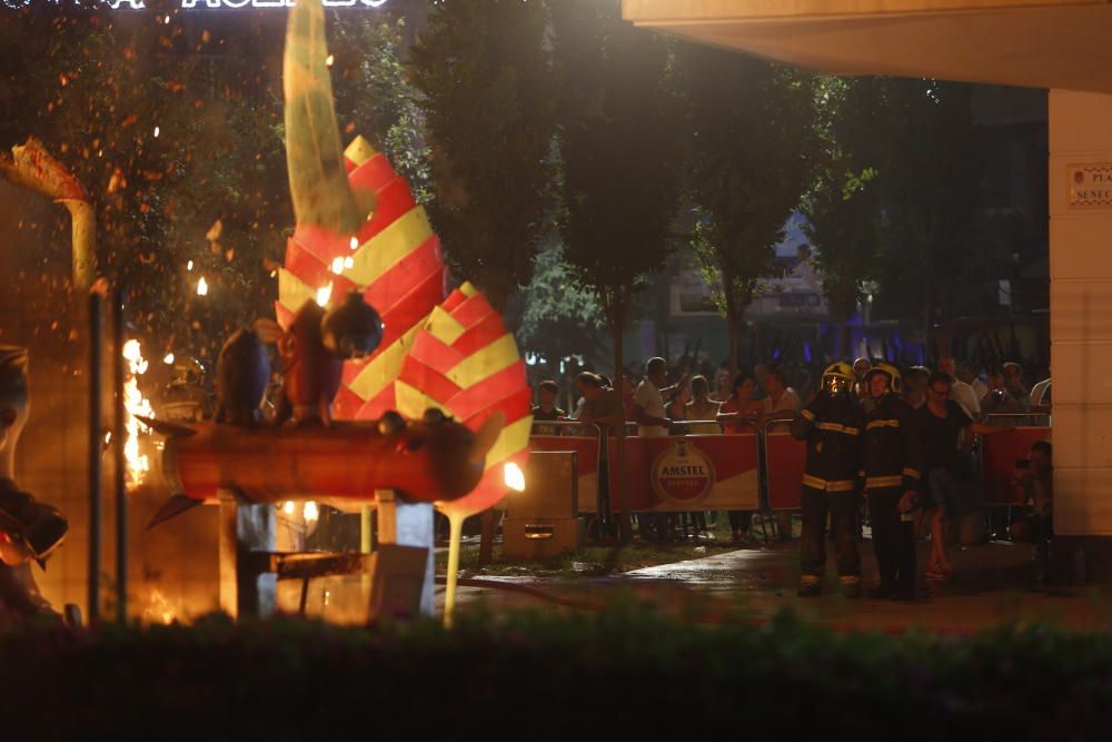 La Hoguera Sèneca Autobusos, ganadora del primer premio de la categoría Especial, en la Nit del Foc