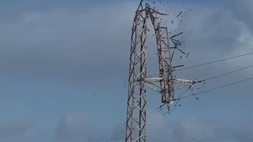 El viento hace caer una torre de media tensión en Gáldar