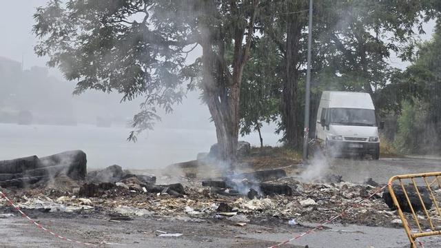 Los restos humeantes de la hoguera de San Juan en Samertolaméu.