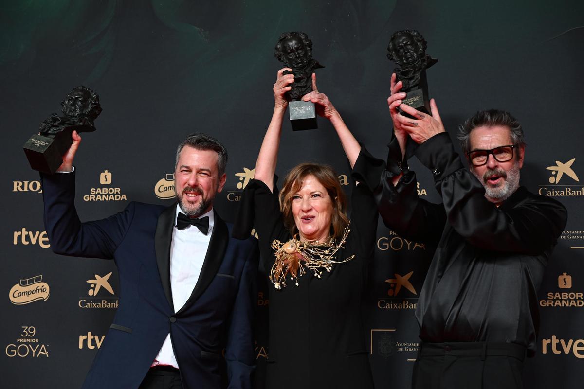 Karmele Soler, Sergio Pérez Berbel y Nacho Díaz posan con el Goya a mejor peluquería y maquillaje por su trabajo en Marco.jpg