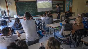Alumnos de secundaria practican catalán oral haciendo una retransmisión deportiva.