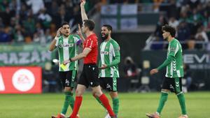 El colegiado muestra una cartulina roja que supuso la expulsión del delantero brasileño del Betis Antony en el partido de LaLiga de fútbol ante el Girona disputado este domingo en el estadio Benito Villamarín. EFE/Julio Muñoz