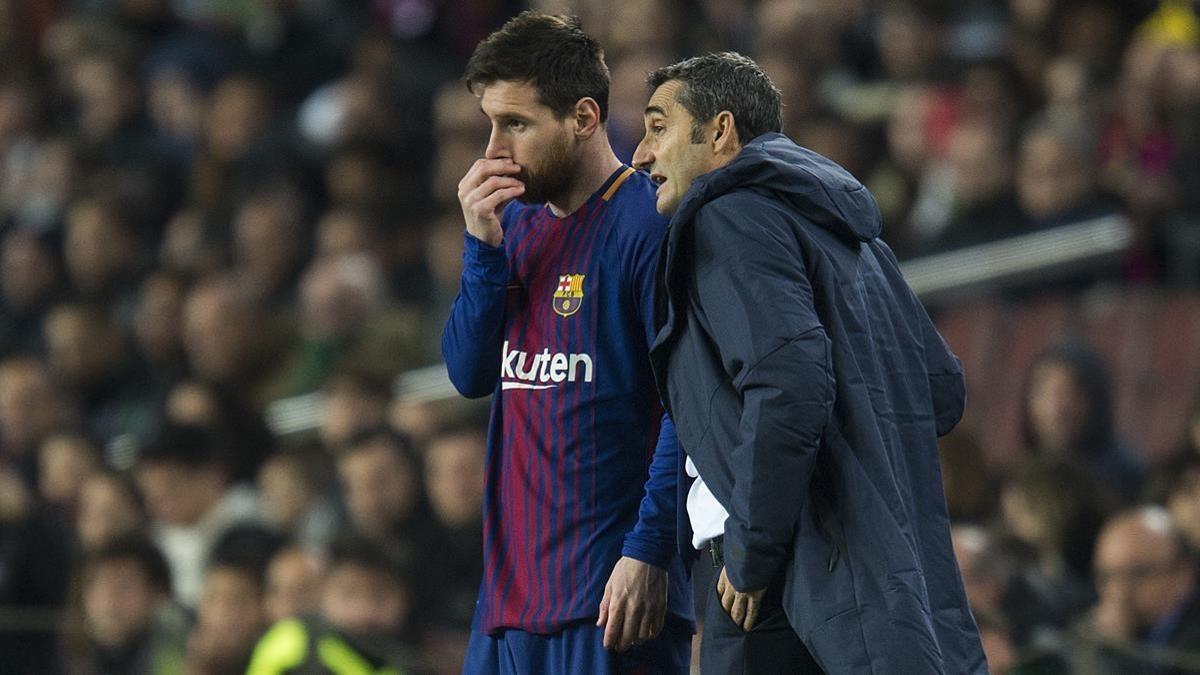 Valverde da instrucciones a Messi antes de entrar a jugar contra el Sporting de Lisboa.