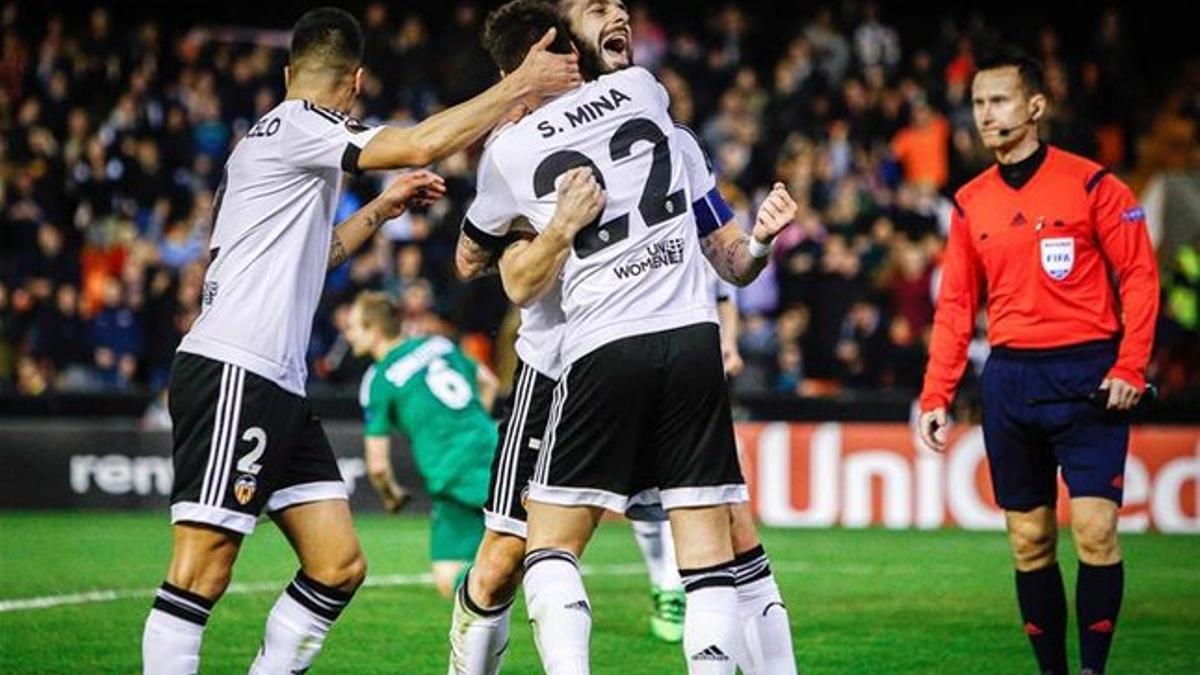 Santi Mina y Negredo celebran el cuarto gol del Valencia