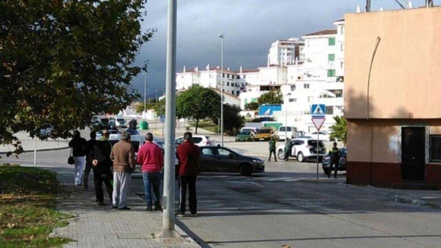 Un hombre atrincherado hiere de un disparo a un guardia civil en Algeciras