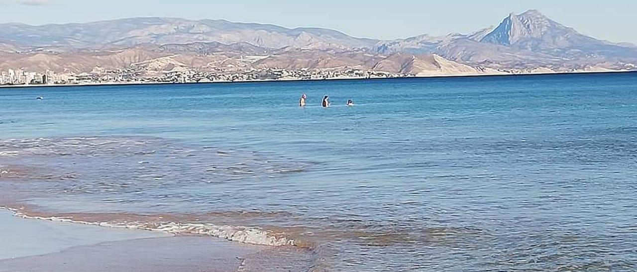 Un grupo de bañistas en la Playa de San Juan, esta mañana.