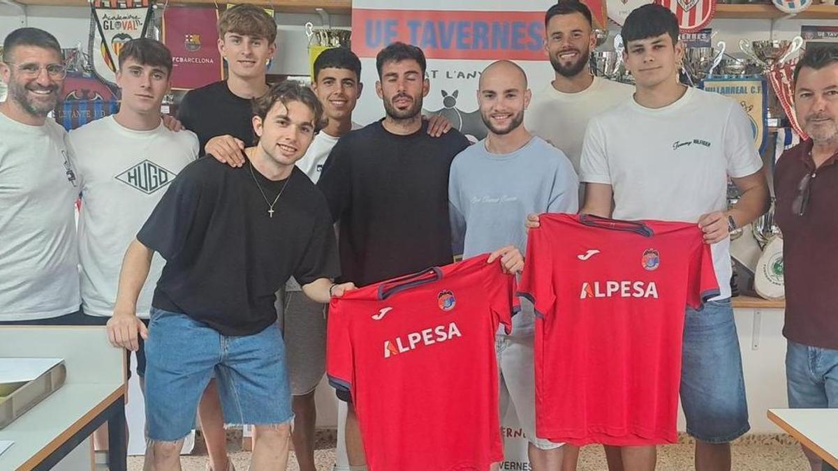 Futbolistas renovados y directivos de la UE Tavernes, en el acto de este miércoles