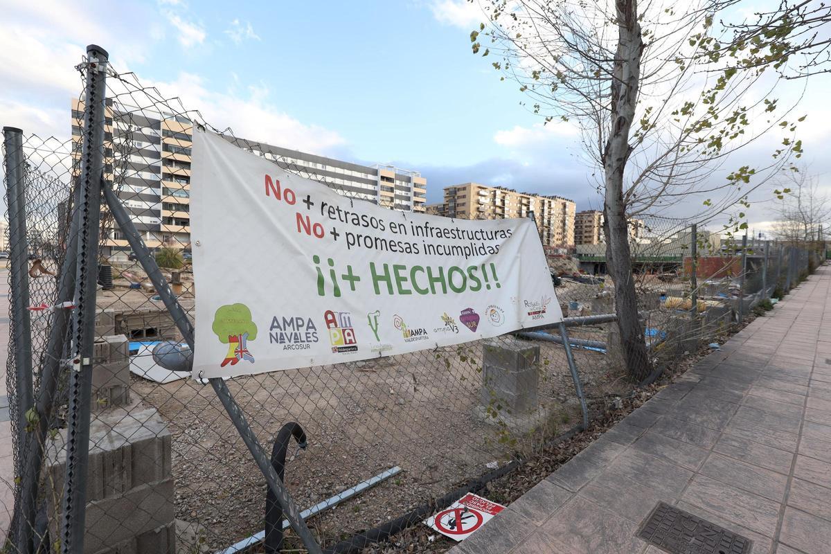 Pancarta de protesta en el CPI Ana María Navales.