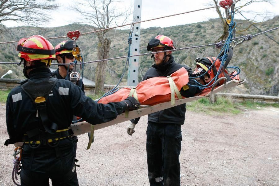 Maniobras de la UME en el poblado del Salto de Cas